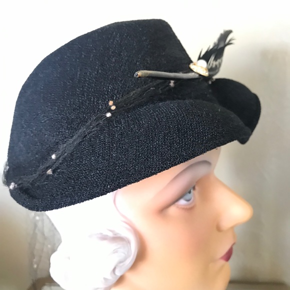 GRACEFUL 1940s\' BLACK FABRIC HAT WITH PAINTED FEATHER & DOTTED VEIL main image 8